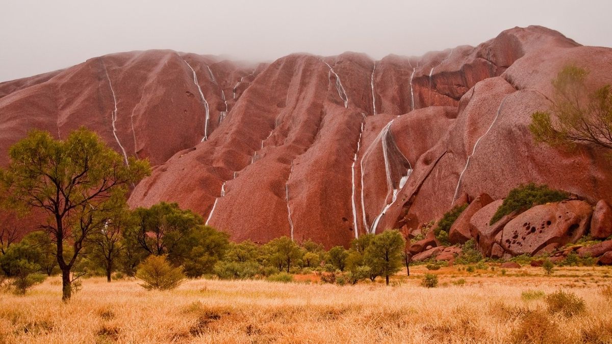 Na australské hoře Uluru se tvoří díky přívalovým dešťům vodopády